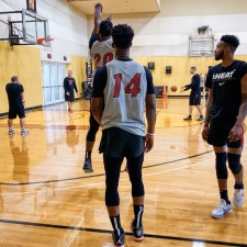 Jimmy Butler portait le maillot numéro 14 de Tyler Herro